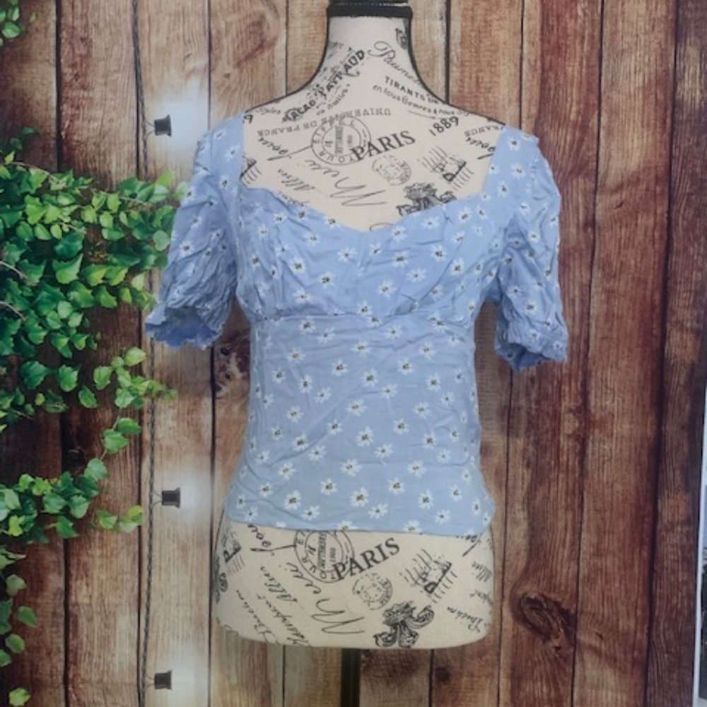 NWOT Cute blue floral crop top